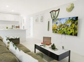 Logan Reserv 5BR Near Large Business District Fully Air-Conditioned With Parking