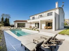 Awesome Home In Nova Vas