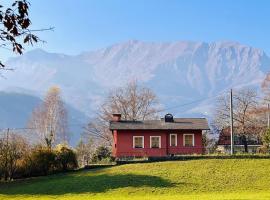 Villa rossa con portico e giardino, hotelli kohteessa Cremeno