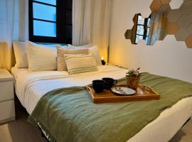 Heart of Cascais Cozy 2BR Ideal for NYE, hotel v destinaci Cascais