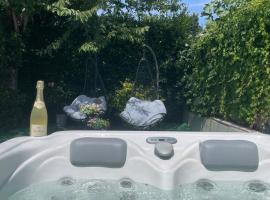 City-Oasis with 3 bedrooms, garden, jacuzzi, gym, fireplace, close to U1, city center & airport, hotel em Viena