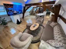 La Luna Royal Deluxe Luxury House with Pool & Jacuzzi, Bikes and Covered Parking