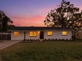 Elegant Auburndale Rooms Near the Speedway & Lake Myrtle