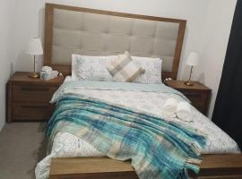 Quiet Master Bedroom with Ensuite, Kitchenette, Veranda & LakeView, hotel i Kelmscott