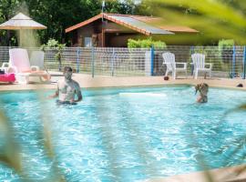 Mobilehome riviera avec terrasse 23, hotel in Saint-Gervais