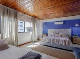 Amplia habitación con vista al mar y baño privado