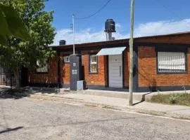 Casa Amplia 2 Dormitorios con Cochera Cerrada y Patio privado