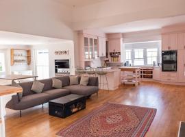 Steenberg Fairway Family Home, Constantia Valley, Cape Town, hotel i Tokai