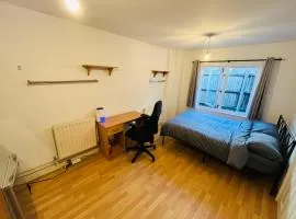 Bright Neat Double Rooms with Close Direct Links into Central London & Heathrow Airport
