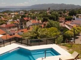 Casa minimalista con vistas a las sierras