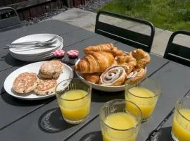 Modernised home 5 minutes from Newborough Beach - Pas the Keys