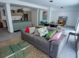 Elegant 2BR Seaside Stay, Balluta Bay Oasis P2