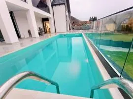JAD Emirage Luxury Villa Infinity Pool and Spa