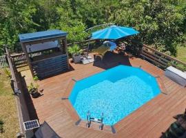 Appartement lumineux avec piscine à Le Moule, 70 m², מלון בלה מול