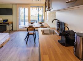 Surfers Oase near Interlaken at lake with pool, viešbutis mieste Därligen