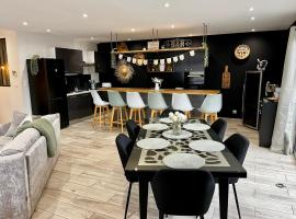 Maison chic et paisible, terrasse, spa et campagne, hotel in Merceuil