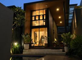 Breezia Villa Mezzanine with Private Pool, hotel v destinaci Blimbing