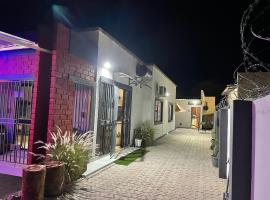 Bon Sejour Guesthouse, hotel con estacionamiento en Okakarara