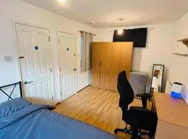 Bright Neat Double Rooms with Close Direct Links into Central London & Heathrow Airport