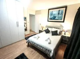 Central, Spacious GF Apartment, access to N1,N2,M5