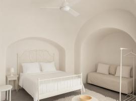 Unique small stonehouse at Thira, hotel v destinaci Megalokhori