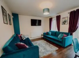 Spacious 5BR House - Fast WiFi - Parking -Ideal for Families