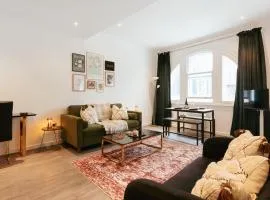 Central & Chic Flat-Sleeps 4-By FabAccommodation