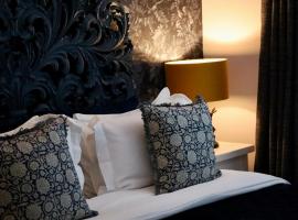 THE KNIGHTWOOD OAK a Luxury King Size Bed - En-Suite Space - LYMINGTON NEW FOREST with Totally Private Entrance - Key Box entry - Free Parking & Private Outdoor Seating Area - Town ,Shops , Pubs & Solent Way Walking Distance & Complimentary Breakfast, ξενοδοχείο σε Lymington