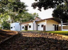 Finca La Guayaba, Nature and rural life，位于Tres Ceibas的酒店