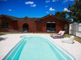 Grove Retreat With Pool, Sauna and Family Fun, ξενοδοχείο σε Grovedale