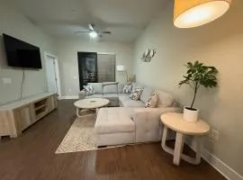 The Nash Luxe, Pool, Gym, Nightlife!