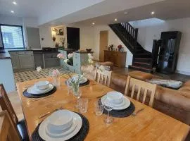 3 Bed House - Sea Views Balcony Parking Pets