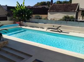 Gite De L'Aeti - SPA prive - Piscine - Vignoble، فندق في Beine