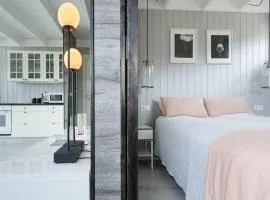 Cozy Cabin - The White House