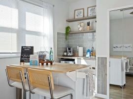 Sandpiper Studio Across From Beach, hôtel à South Patrick