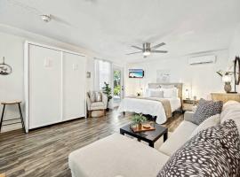 Sandpiper 1BR 1BA Across From Beach, hôtel à South Patrick