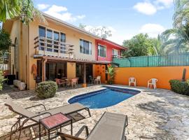 Charming Duplex in Playa Potrero Surfside Community, with a Private Pool, Cozy Interior and Walkable Access to the Beach，位于波特雷罗的酒店