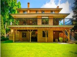 Luxurious Pvt room & Pvt heated floor bathroom near Airport