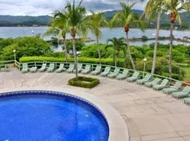 Hotel room-style ocean-view unit in Flamingo with pool