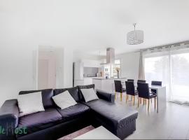 Perollier - CI - Lyon 2 - Bedroom apartment with balcony and pool, hotel in Écully