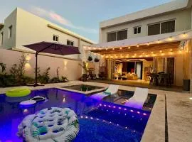 Luxury Private Villa At Metro Pool Jacuzzi Wifi Sleeps 10