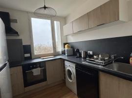 Spacieux T4 lumineux avec balcon confort, calme et modernité à Joué-lès-Tours, hotel in Joué-lés-Tours