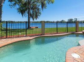 Lakeside Retreat with pool, dock & game room, hotel a Interlachen