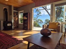 Seaside Serenity - Prime Beachfront Position, hotel in Tryphena