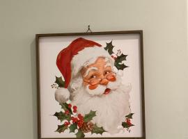 Sedona Uptown Gem!Large yard w grass and shade trees! Views!! NEW! BARREL SAUNA!!! Close to trails, walk to Uptown Sedona, restaurants and shopping, hotel in Sedona