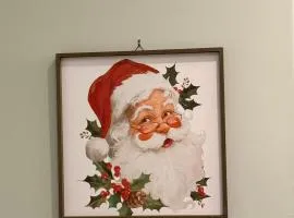 Sedona Uptown Gem!Large yard w grass and shade trees! Views!! NEW! BARREL SAUNA!!! Close to trails, walk to Uptown Sedona, restaurants and shopping