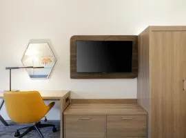 Holiday Inn Express & Suites Raleigh West - Lenovo Center by IHG