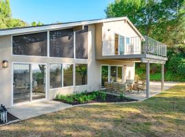 Spacious Retreat with Scenic Mountain Views, hótel í Orange
