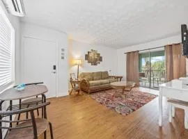 1BR Beachside Classic 1 Min Walk to the Sand