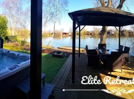 Elite Retreats 4U Lakeside Hot Tub Log Cabin with the fishing peg at Tattershall Lakes Park, hotel en Tattershall